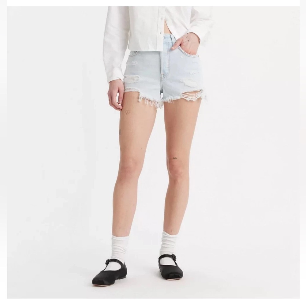 NWT Levi's Women's 501 Original High Rise Light Denim Ripped Shorts Sz 27